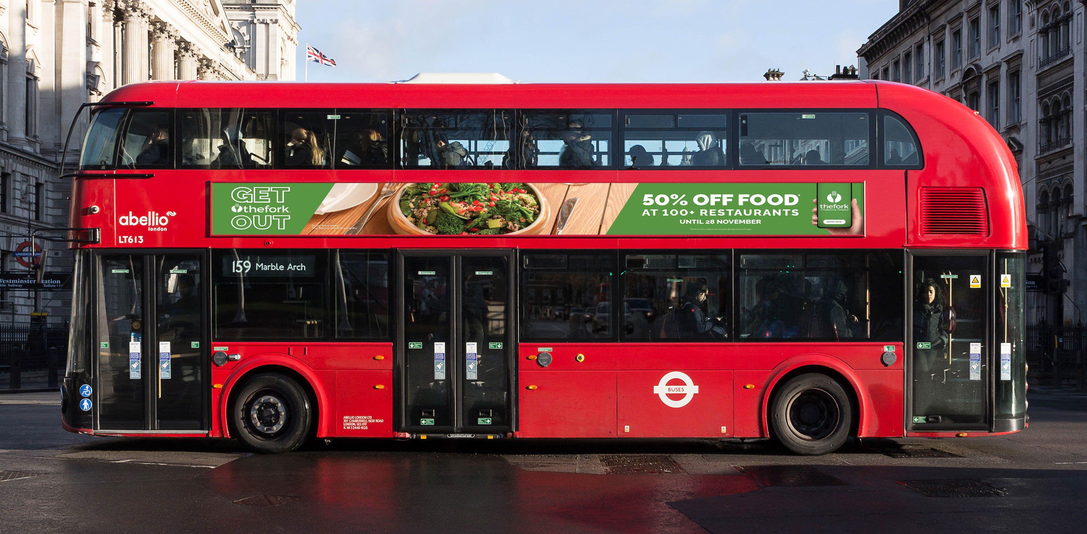 Bus londonien sur la route avec une publicité pour la campagne Get the Fork Out